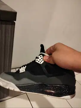 SEPATU NIKE AIR JORDAN RETRO 4 UKURAN 9.5 US , MINUS BOX