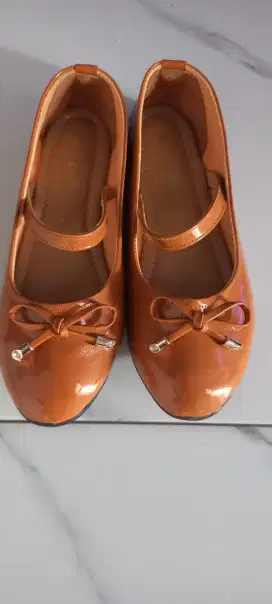 Flat shoes warna tan