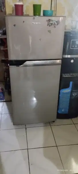 2 Kulkas panasonic dan aqua
