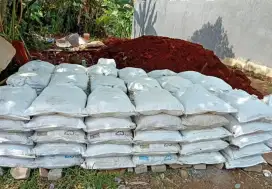 Tanah merah karungan