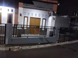 Rumah Kontrak. STRATEGIS  Pinggir Jalan, Depan Kelurahan