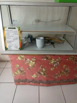 Dijual cepat dan murah etalase dan mejanya