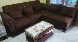 Satu Set Sofa dan Meja