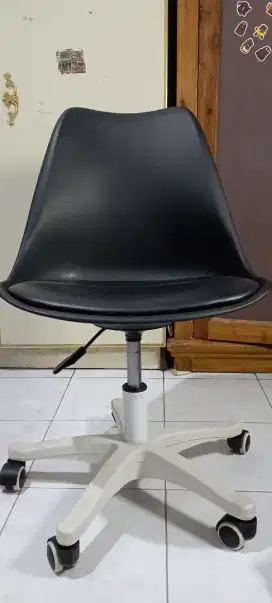 Kursi kantor hitam