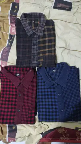 Kemeja Uniqlo size XL ada 3 warna dan motif limited