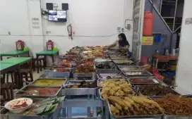 pembantu warung wanita