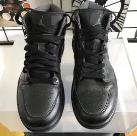 Nike Air Jordan 1 Triple Mid Black