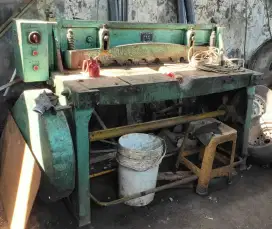 Mesin potong plat kondisi prima