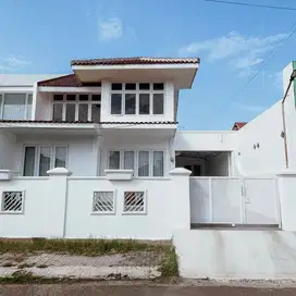 DISEWAKAN TAHUNAN Rumah 3 + 1KT ; 2 lantai ; Semi Furnish