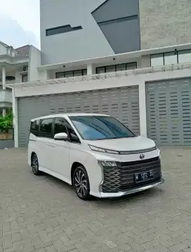 TOYOTA VOXY 2.O CVT AT 2022