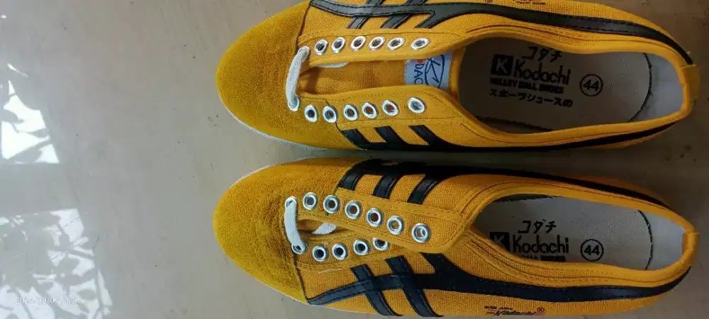Sepatu badminton