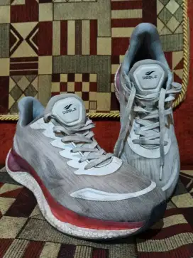 Sepatu running desle