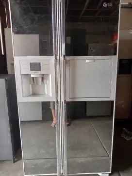 Kulkas side by side LG model kaca