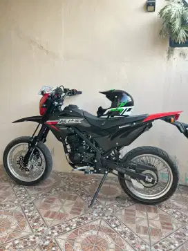 Jual klx 150 SM lngkap motor baru 2 bulan.