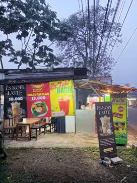 Karyawan Booth Kopi dan Es Teh di Rm Nasi Padang
