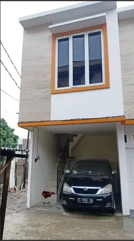 Rumah 3 lantai di Utan Kayu. Matraman, dekat Jakarta Pusat. SHM. Baru