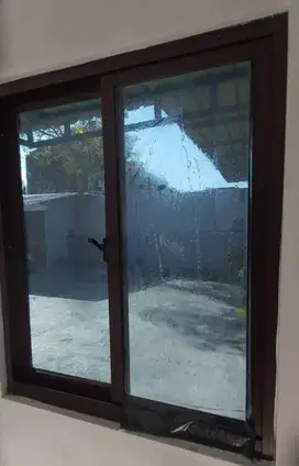 Kaca film dikerjakan dengan teliti buat tampilan gedung lebih menarik