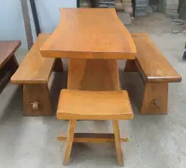 Meja dan Kursi Kayu Trembesi Set (1 meja, 4 Kursi panjang & pendek)