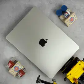 Macbook Air 13 inch M3 Starlight 8/256 IBOX Panjang