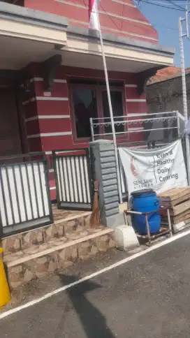Membutuhkan kurir untuk katering