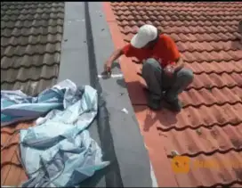 Menerima panggilan untuk perbaikan atap bocor dan renovasi dll