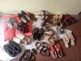 Selop dan sepatu bekas bersihin gudang.