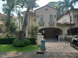 Rumah full furnish ada kolam renang taman beverly golf karawaci