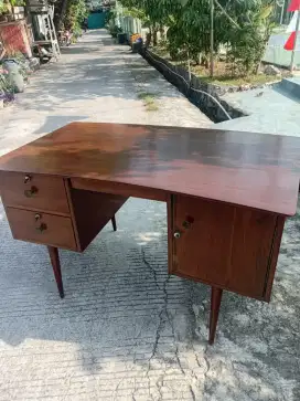 Meja Kerja Jati Kaki Jengki Daun Meja Lengkung