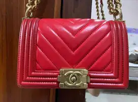 Chanel boy merah