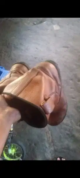 Sepatu boot safety ujung besi