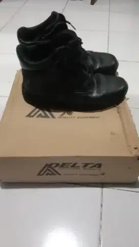 Sepatu sefety ukuran 43