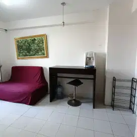 DISEWAKAN TAHUNAN APARTEMEN ISI LENGKAP