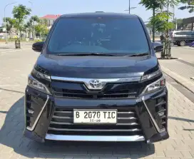 TOYOTA VOXY 2.0 AT 2019 HITAM