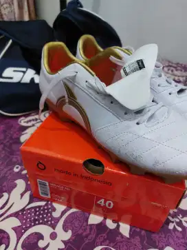 Sepatu Bola Ortuseight White Gold Original