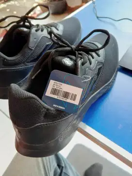 Sepatu Lari Pria Mills Specter All Black 45