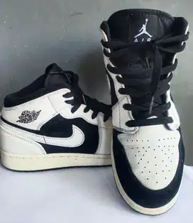 Nike Air Jordan mid white black