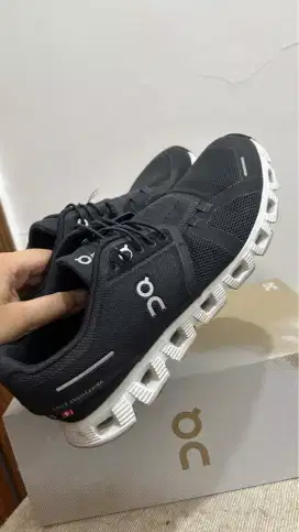 Sepatu Running on cloud