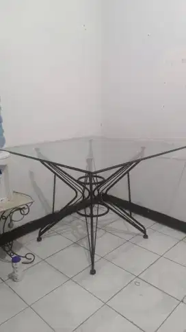 Meja makan kaca