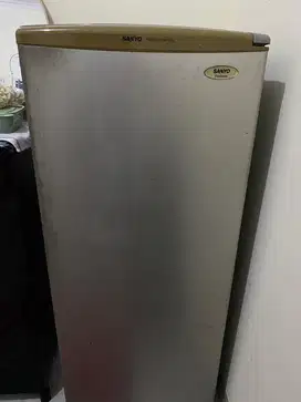 Kulkas sanyo freezer