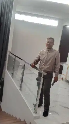 Reling tangga stanlis kaca