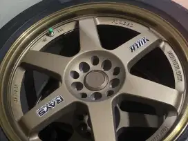 Jual velg dan ban bekas mobil innova rebond kondisi ban 90%.