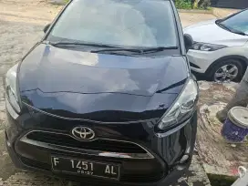 Sienta v metic hitam 2017