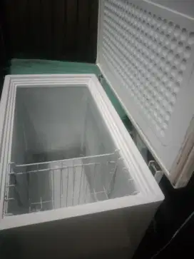 Freeser duduk 200liter merek Polytron segel dari pabrik