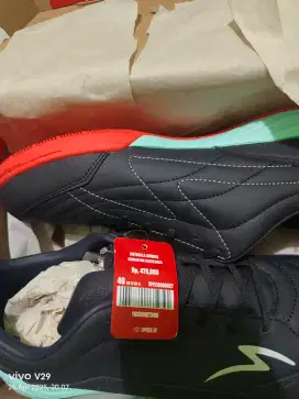 Sepatu specss baru