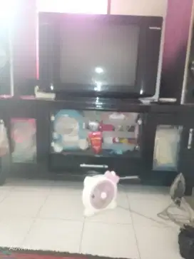 Di jual sepaket tv tabung flat slim 29 inc merk LG + meja tv gress