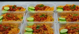Menerima pesanan mie goreng nya