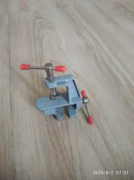 Clamp Meja , masih berfungsi baik