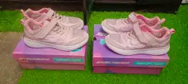 Sepatu skecher anak warna pink