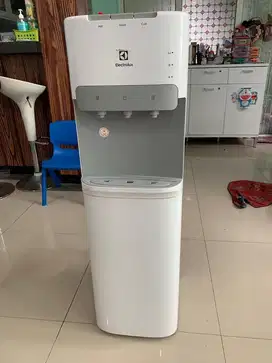 Dispenser Elektrolux galon bawah