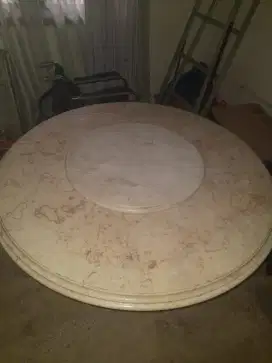Meja makan marmer